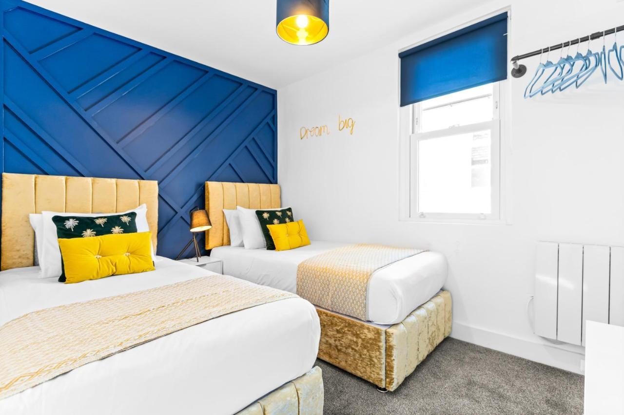 The Woodfield - Stunning Modern 2 Bed - Tv In Every Bedroom! * Swansea